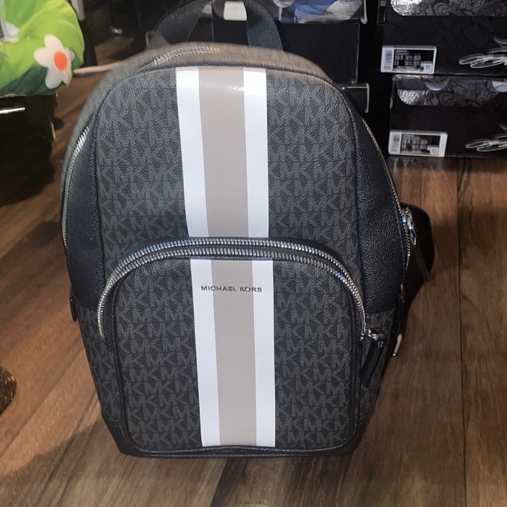 Michael kors men’s crossbody great condition barley worn !